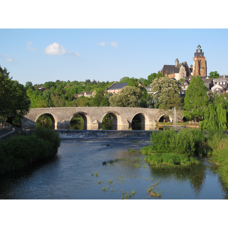 Source caption: "Alte Lahnbrücke und Dom in Wetzlar."