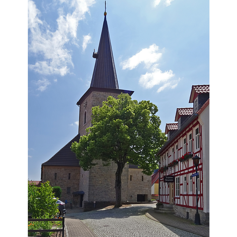 Source caption: "Pfarrkirche Sankt Georg und Sankt Juliana (Küllstedt) von Nordwesten, rechts die Eichsfelder Heimatstube"