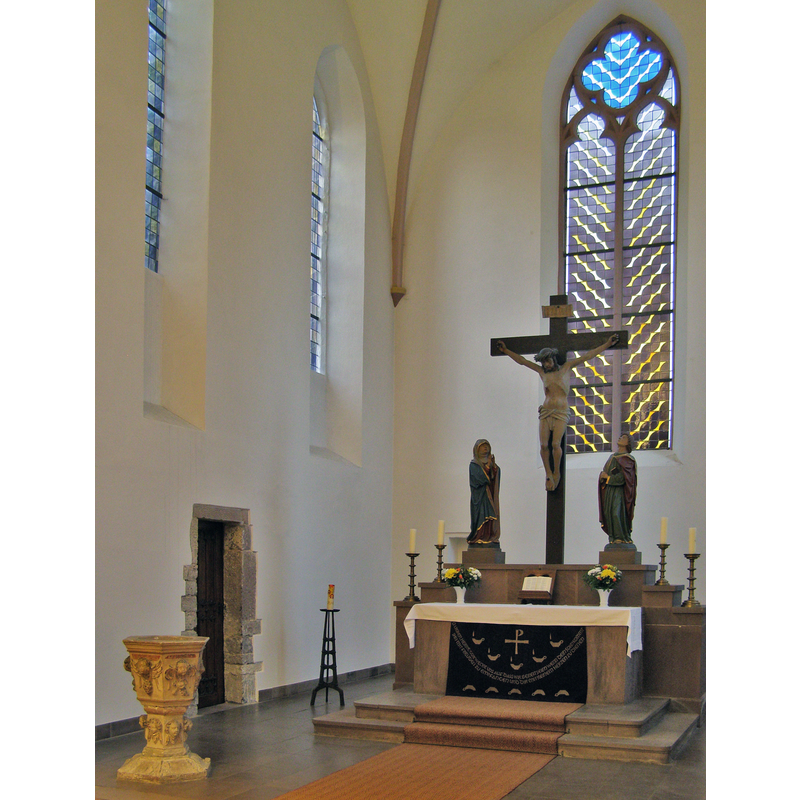 Source caption: "Altarraum der Kilianikirche Höxter" -- showing the baptismal font in the bottom-left corner of the image