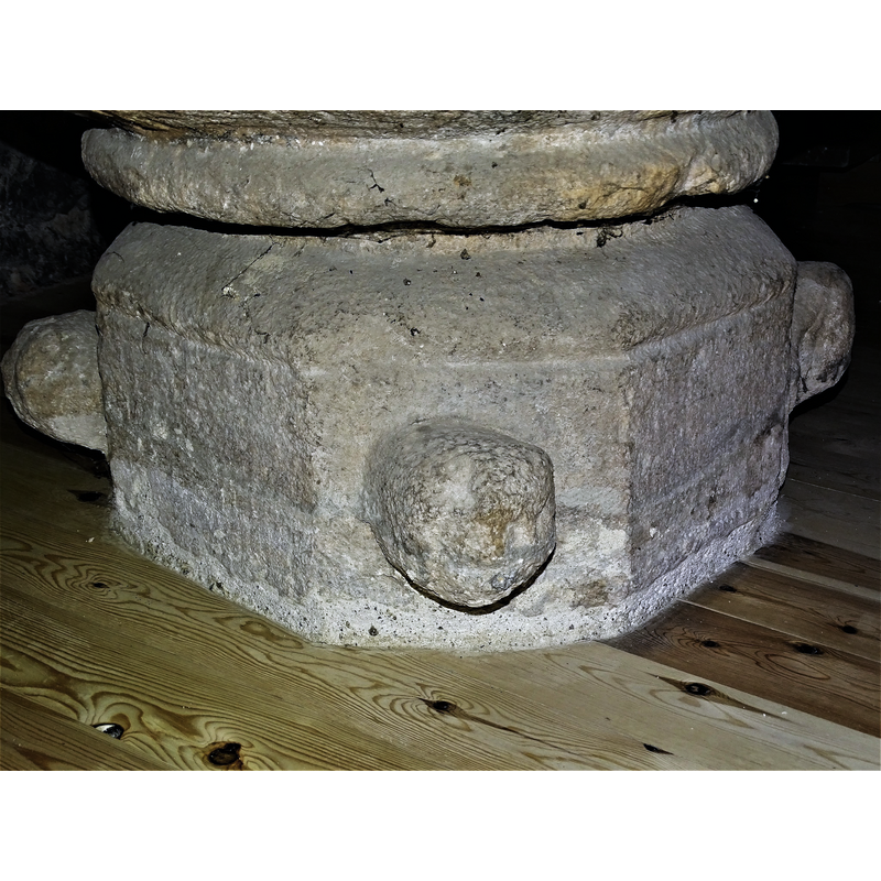 one at every other side of the octagonal base; three of them visible here, very worn