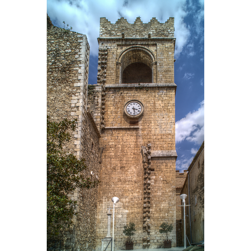 Source caption: "Clocher de l'église Saint Martin, Peralada (Haut-Ampurdan, Catalogne, Espagne)"
