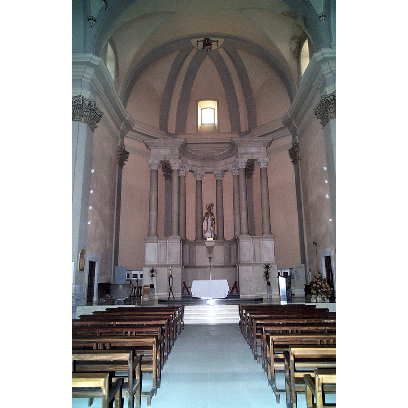 Source caption: "Nef et abside de l'église Saint Martin, Peralada (Haut-Ampurdan, Catalogne, Espagne)" -- showing the old font at the far [east] end, left [north] side