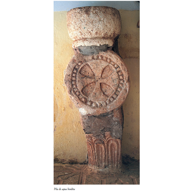 Source caption: "Junto a la puerta se halla una pila de agua bendita formada por tres piezas diferentes, en la base un capitel como los de la portada, encima una estela discoidal con una cruz patada dentro de un círculo perlado y en la parte superior un recipiente semiesférico."