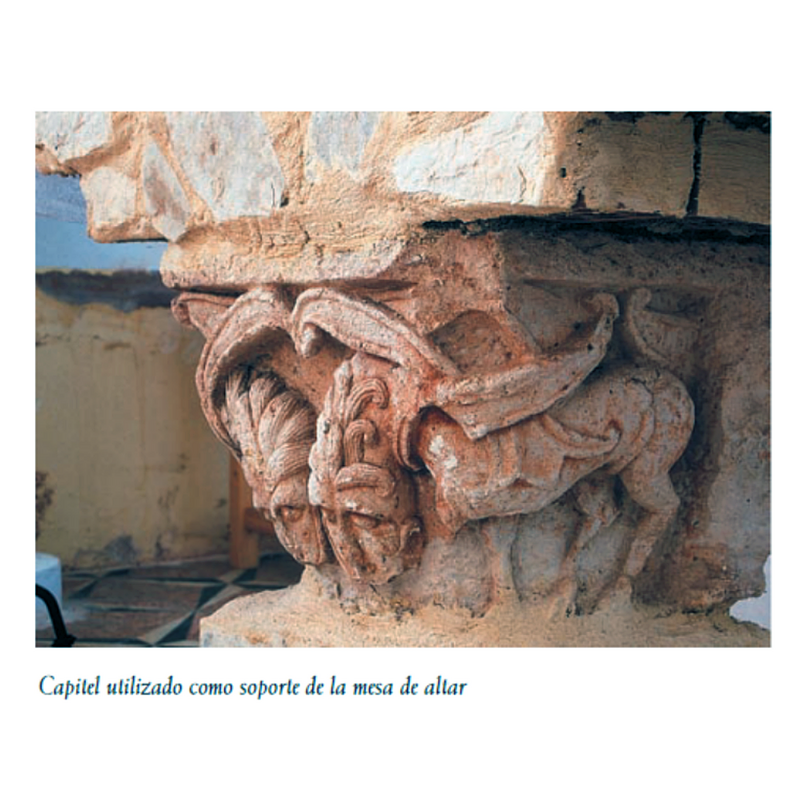 Source caption: "Otro capitel del mismo estilo sirve de soporte a la mesa de altar. Éste se decora con dos leones de largas melenas atrapados entre
follaje [...] Su talla es correcta y su estilo revela la intervención de un taller con buenos recursos plásticos que debió de desarrollar su actividad en torno a 1200"