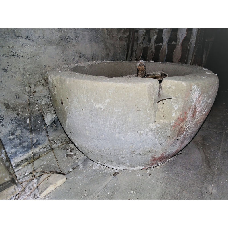 showing the damage to the upper rim