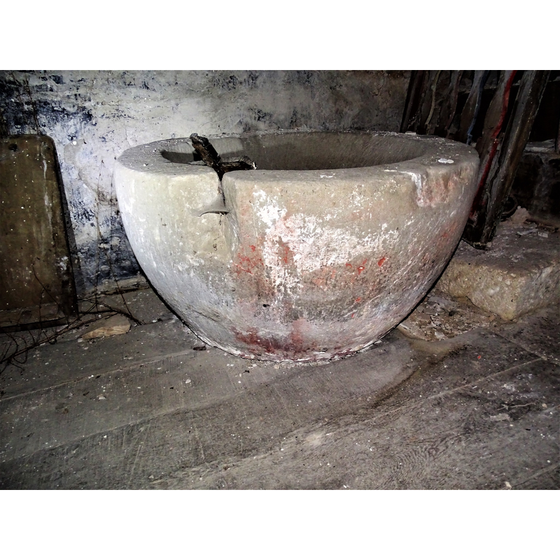 showing the damage to the upper rim