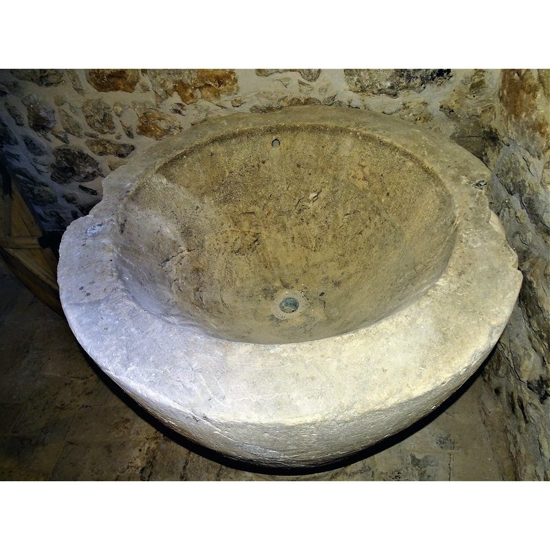 showing the centre drain hole