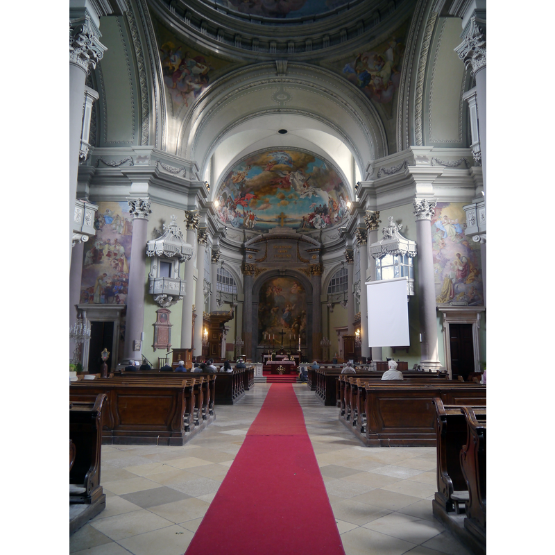 Source caption: "Langhaus des Doms Mariä Himmelfahrt, Vác, Nord-Ungarn"