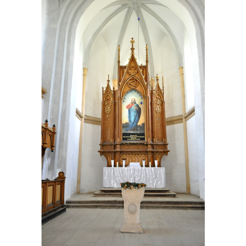 Source caption: "Biserica evanghelică, sat Senereuș; comuna Bălăușeri" -- the old stone font, previously located beneath the organ shown now [2015] in the chancel
