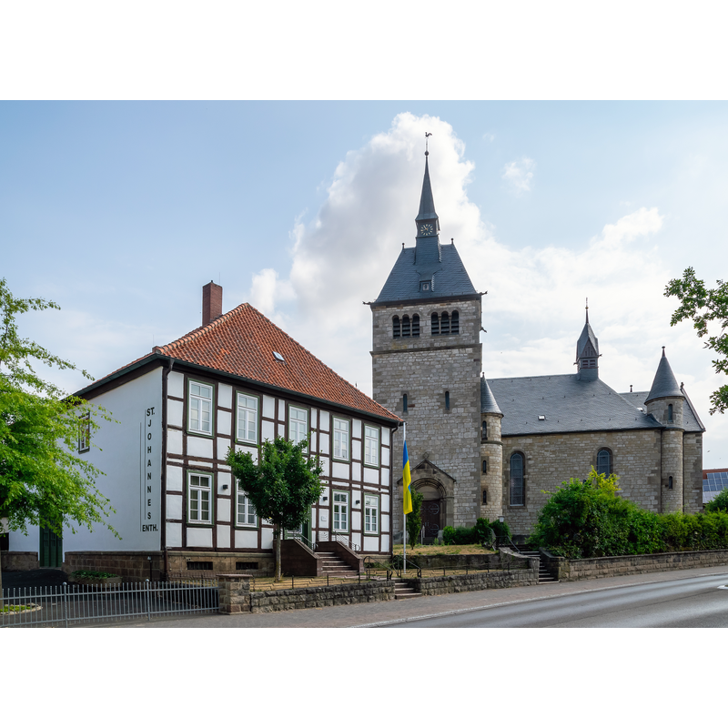 Source caption:" ehemaliges Pfarrhaus und Pfarrkirche S. Johannes Enthauptung in Warburg-Ossendorf"