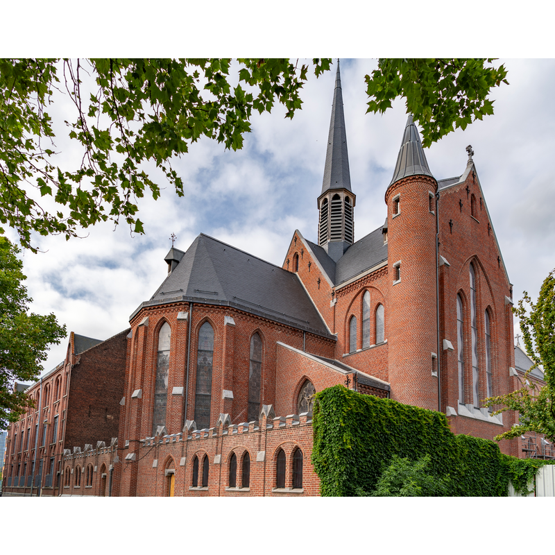 Source caption: "L'Eglise St Joseph dans le quartier de l'Alma. Batiment historique. Patrimoine. Alma. style néo gothique"