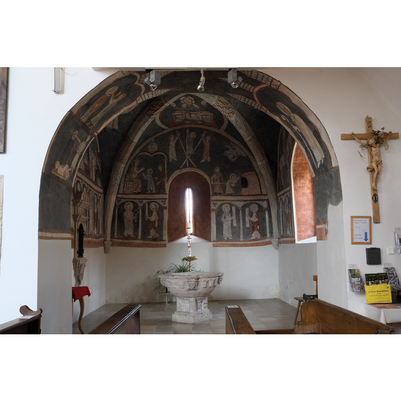 Source caption: "Katholische Pfarrkirche St. Vitus in Kottingwörth (Beilngries) im oberbayerischen Landkreis Eichstätt (Bayern/Deutschland), Wand- und Deckenmalereien in der Vituskapelle, in Fresko- und Seccotechnik, wohl nach 1313 entstanden" -- the chapel houses a neo-Romanesque font from 1894