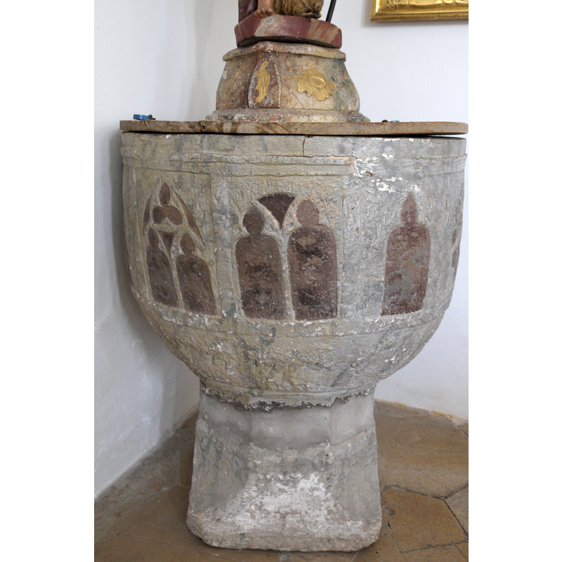 Source caption: "Katholische Pfarrkirche St. Vitus in Kottingwörth (Beilngries) im oberbayerischen Landkreis Eichstätt (Bayern/Deutschland), Taufstein aus dem 15. Jahrhundert"
