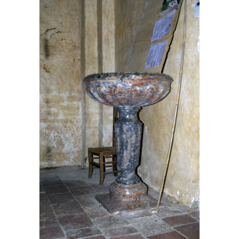 Source caption: "Fonts baptismaux dans l'abbatiale Saint-Polycarpe de Saint-Polycarpe (Aude, France)" [NB: the object is more likely a stoup or a former font now used as a stoup; the baptismal font stands on the opposite side, in the northwest corner]