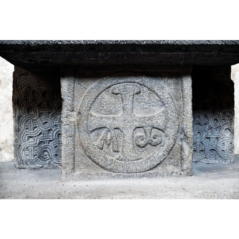 Source caption: "Kirche Saint-Polycarpe in Saint-Polycarpe (Aude) im Département Aude der Region Languedoc-Roussillon (Frankreich)" -- caption in Mérimée [ref.: PA00102894]: "Autel de gauche (nord), porte une croix patée avec l'alpha et l'oméga"