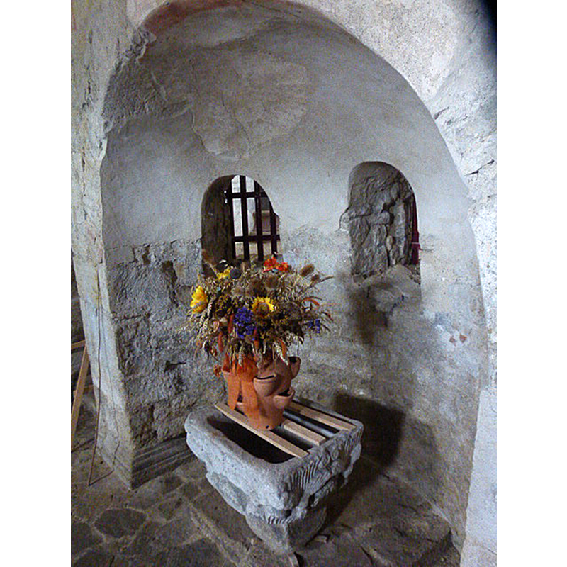 Source caption: "kleine Apsis der Kapelle befindet, die um 1170 im Westwerk eingebaut wurde." [NB: there is no indication in the source about the nature of the object in the small apse; could it possibly be a baptismal font?]