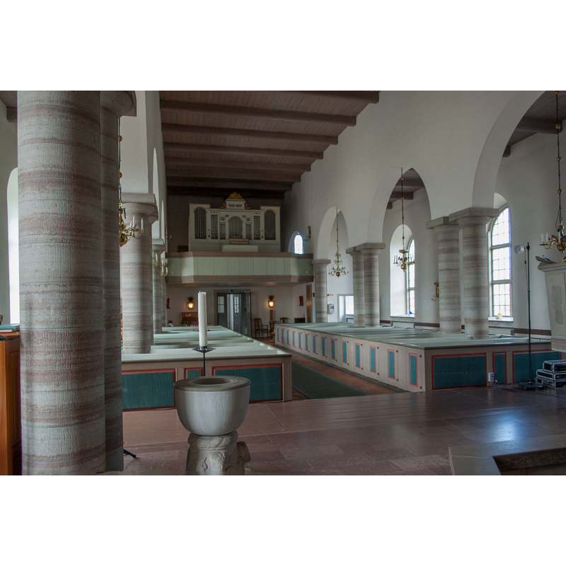 Source caption: "Kastlösa kyrka. Interiör mot väster." -- showing the composite font with the medieval base in the bottom-left corner of the image