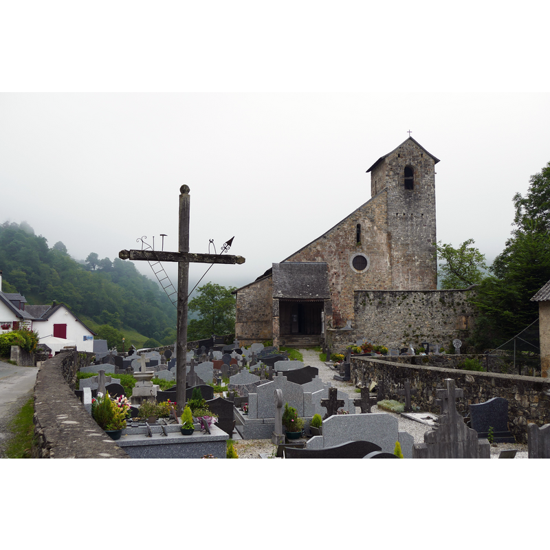 Source caption: "L'église Sainte-Engrâce à Sainte-Engrâce (Pyrénées-Atlantiques, Nouvelle-Aquitaine, France)."