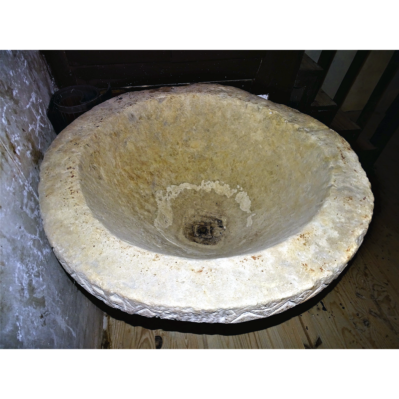 showing the centre drain hole