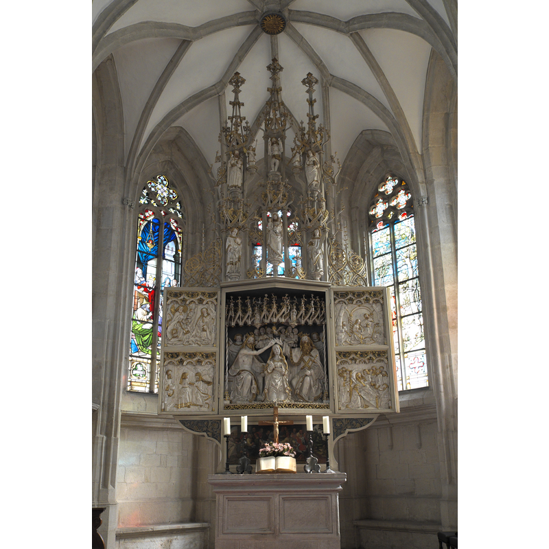 Source caption: "Stadtkirche St. Marien in Freyburg (Unstrut) im Burgenlandkreis in Sachsen-Anhalt/Deutschland, spätgotischer Hochaltar, 1499 geweiht, im Mittelschrein Darstellung der Marienkrönung"