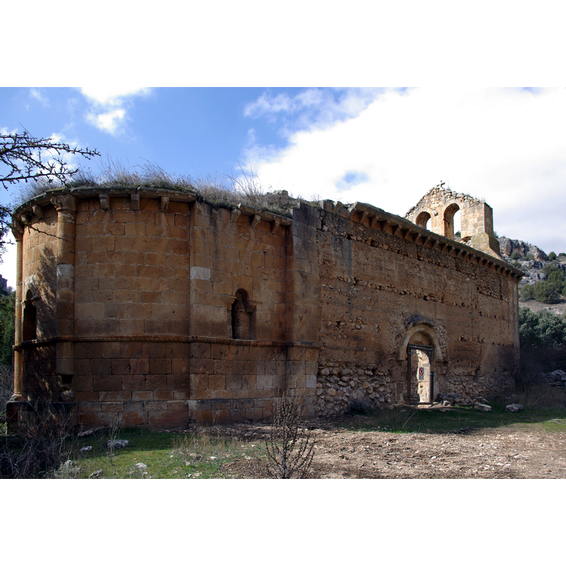 Source caption: "Ruinas del convento e iglesia de San Martín del Casuar, también llamada ermita de Nuestra Señora del Casuar, en Montejo de la Vega de la Serrezuela (Segovia, España)."