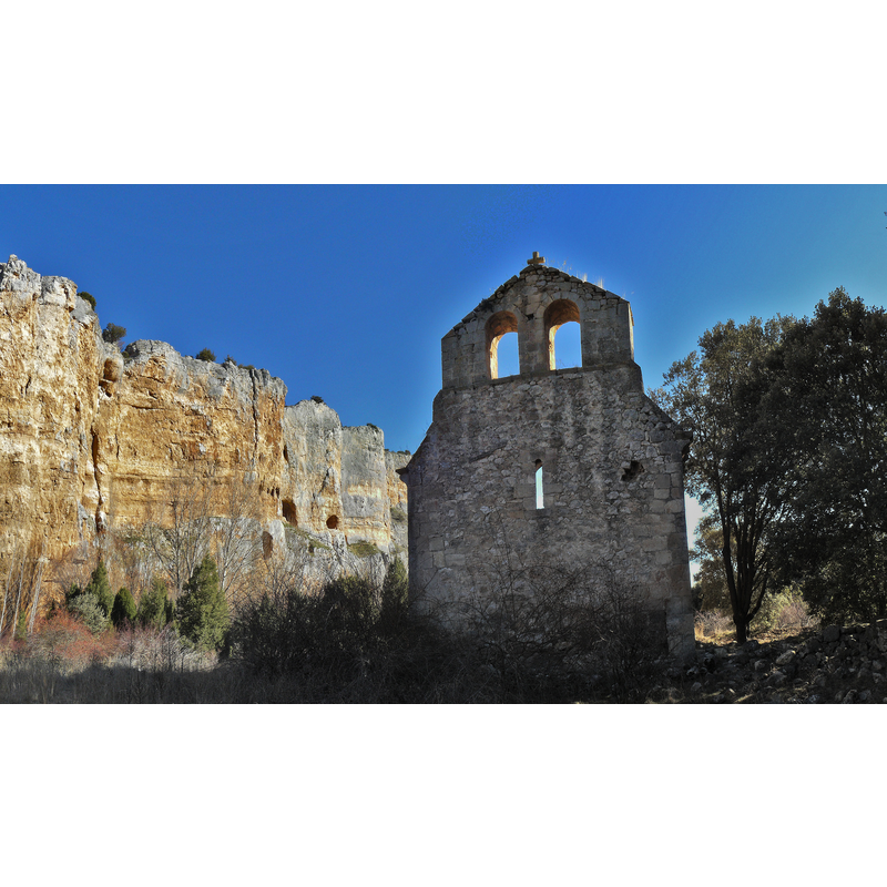 Source caption: "Imagen de la iglesia románica de San Martín del Casuar, en ruinas, en el municipio de Montejo de la Vega de la Serrezuela (provincia de Segovia)."