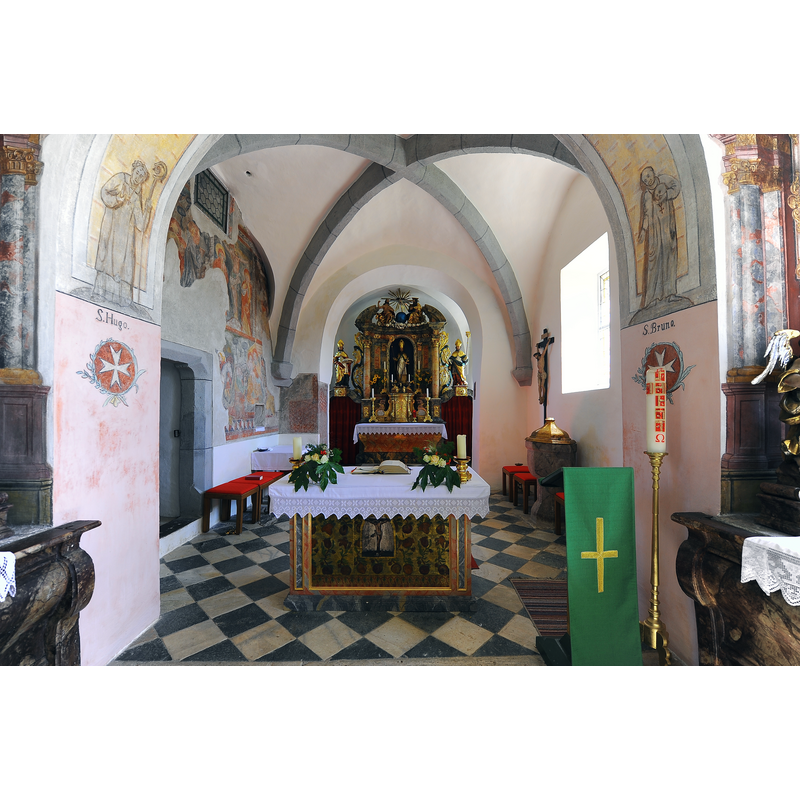 Source caption: "Turm-Chorquadrat mit gotischen Fresken und spätgotischem Taufbecken in der Pfarrkirche Heiliger Lambert in Pörtschach am Berg in der Gemeinde Maria Saal, Bezirk Klagenfurt Land, Kärnten / Österreich / EU" -- showing the late-Gothic font and its in the tower space