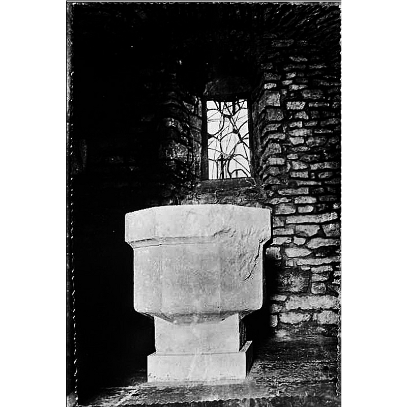 Source caption: "Carte postale - Alise-Sainte-Reine [...] Eglise Saint-Léger. Les fonts baptismaux" -- the shild discernible on the basin side here appears to have been damaged