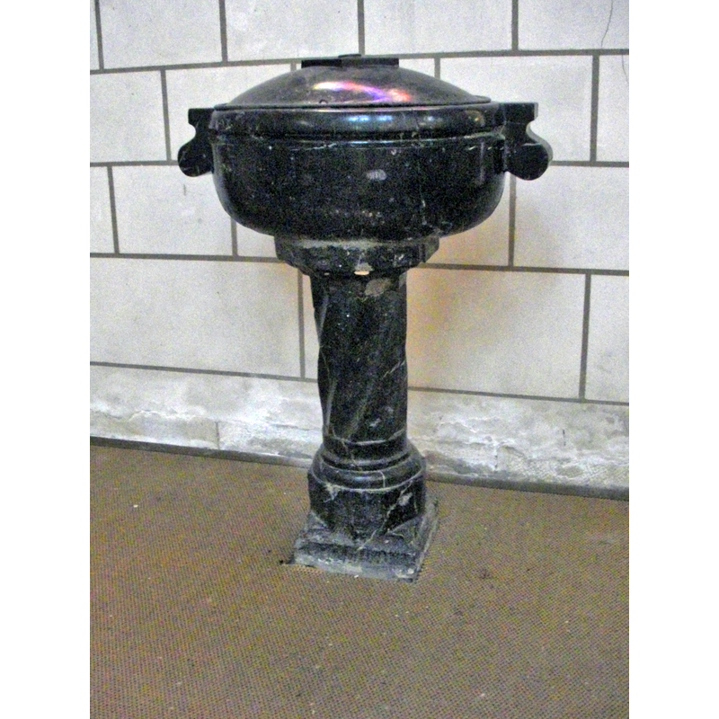 Source caption: "Église Saint-Jean-Baptiste de Langeais (Indre-et-Loire, France), fonts baptismaux" -- the later font
