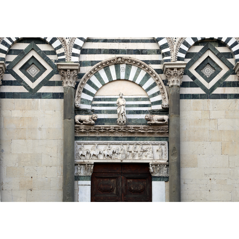 Source caption: "Sant'Andrea (Pistoia) [...] esterno [...] storia dei magi di gruamonte e adeodato (1166), capitelli istoriati di maestro enrico, s. andrea della maniera di g. pisano (copia) e leoni."