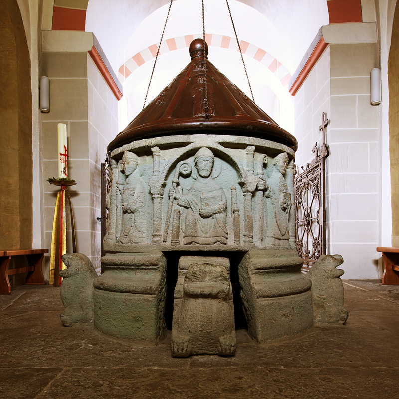 Source caption: "Romanischer Taufstein in St. Kilian (Brenken):"