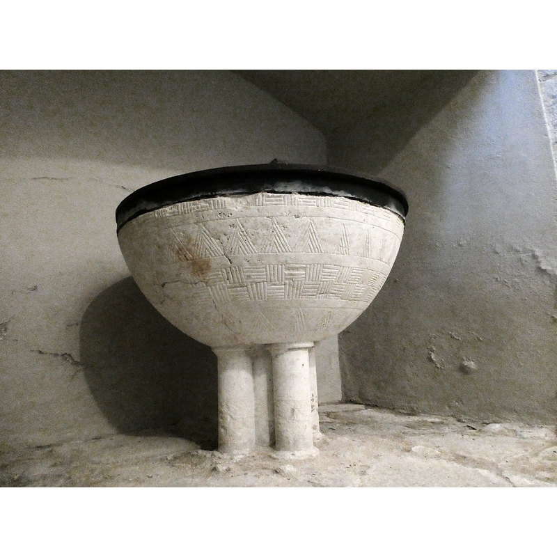capitals and bases are in the form of simple roll mouldings