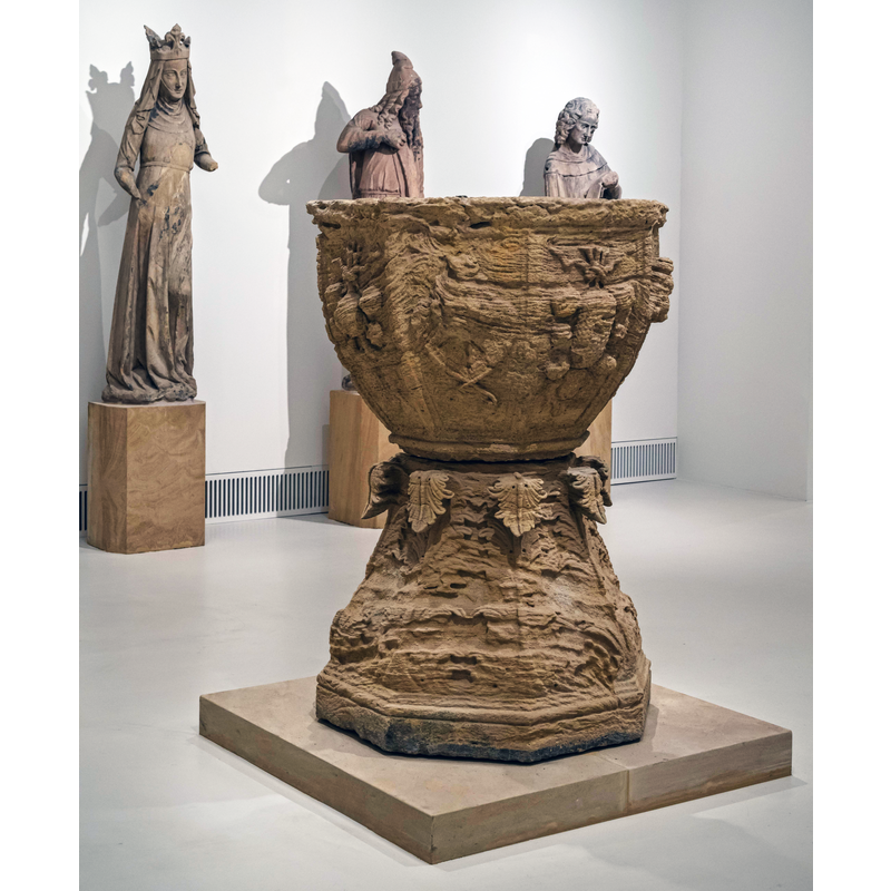 Source caption: "Bilder aus dem Unterlindenmuseum Taufbecken"