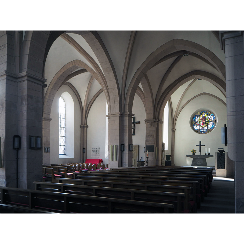 Source caption: "Bodenwerder (Niedersachsen), St. Nicolai, Inneres nach Süden" -- NB: orientation of the church is now off, with the altar in the south side -- the font is partially visible between the two farthest pillars on the left