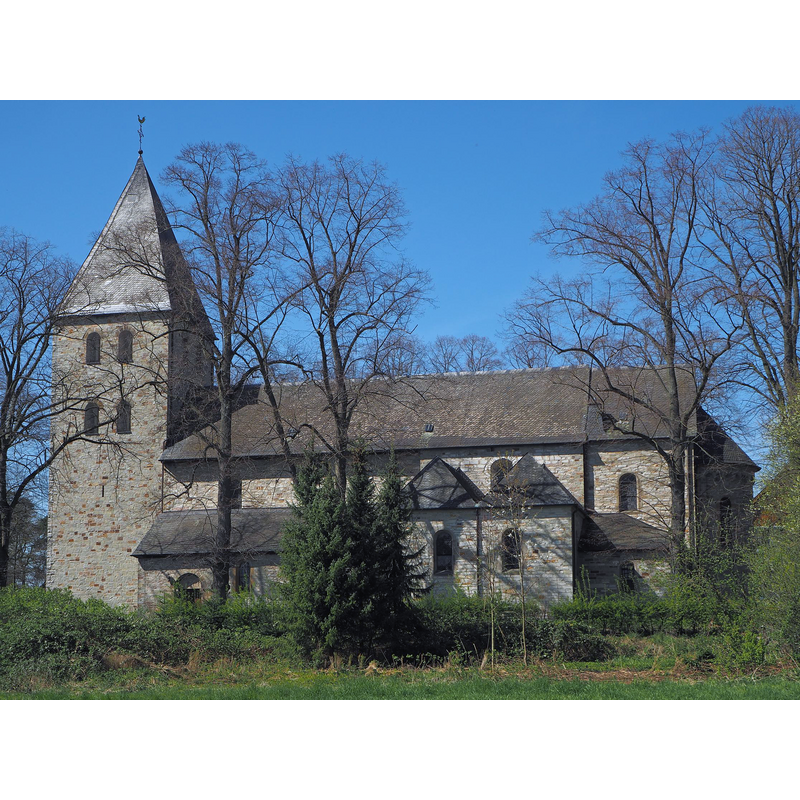 Source caption: "Kirche des ostwestfälischen Dorfes Boke im Kreis Paderborn (Stadtteil von Delbrück): katholische Pfarrkirche St. Landelinus. Ansicht von Süden."