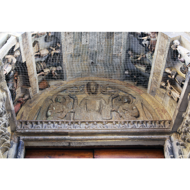 Source caption: "Santa Maria della Pieve (Arezzo) [...] Marchionne, madonna tra due angeli e architrave con apostoli, ss. satiro e donato, 1216, tra i mesi di maestro antelamico"
