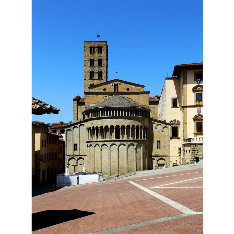 Source caption: "https://commons.wikimedia.org/wiki/File:Arezzo,_pieve,_esterno,_abside.jpg