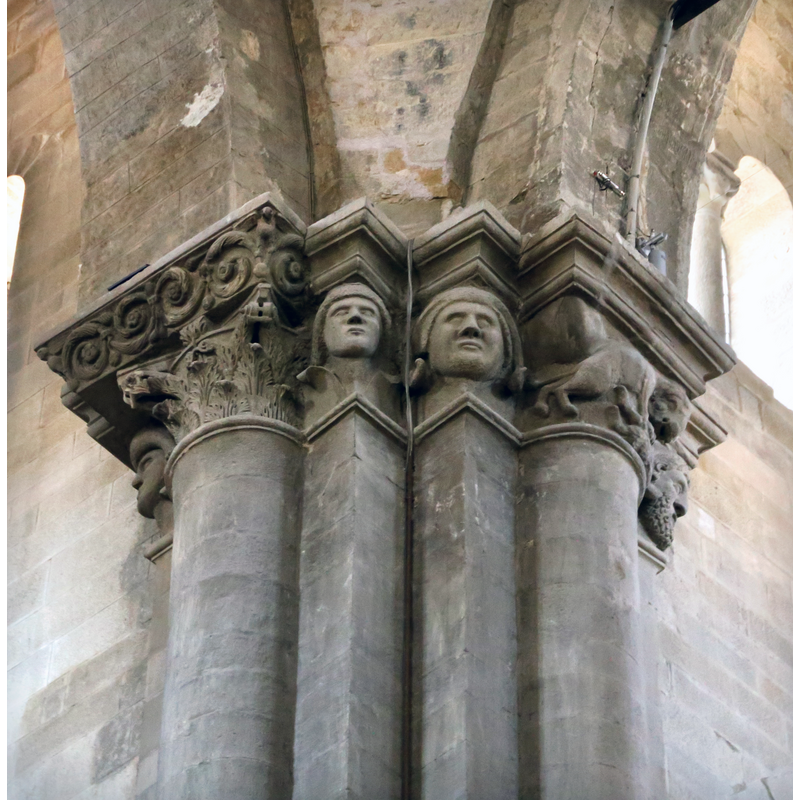 Source caption: "Arezzo, pieve, interno, pilastri con capitelli lavorati del xiii secolo [...] teste"