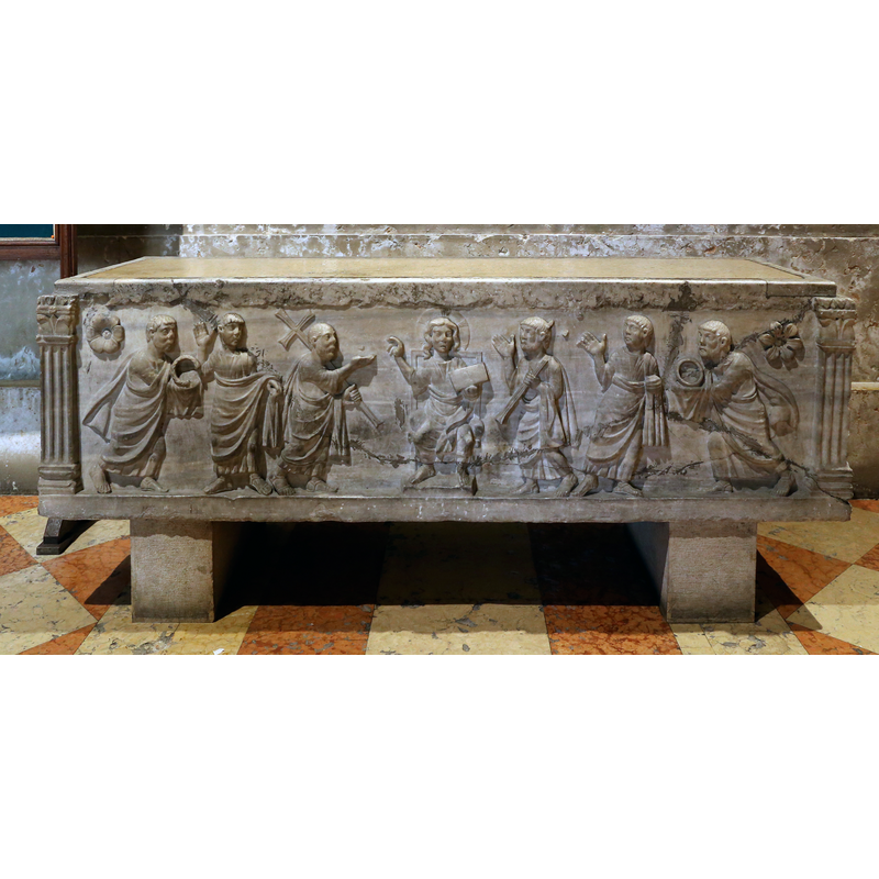 Source caption: "Duomo di ferrara, sarcofago del xiv secolo"
