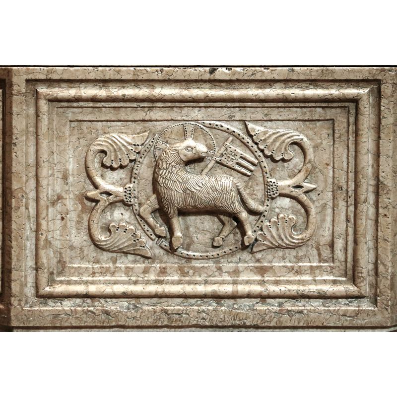 Source caption: "Nicolò (attr.), fonte battesimale, [...] agnus dei"