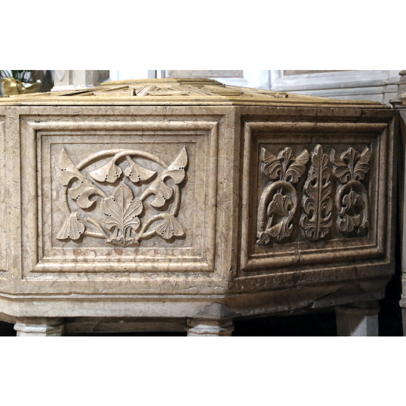 Source caption: "Nicolò (attr.), fonte battesimale, [...] racemi" -- on the two basin sides visible here