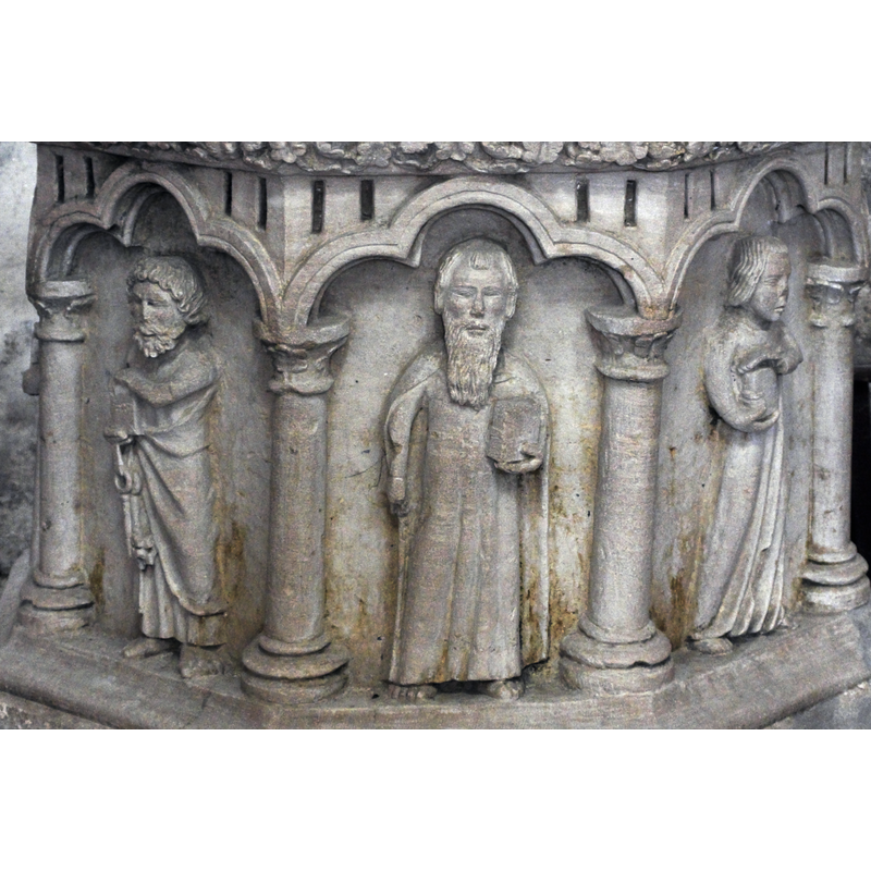 seen here in the left arch