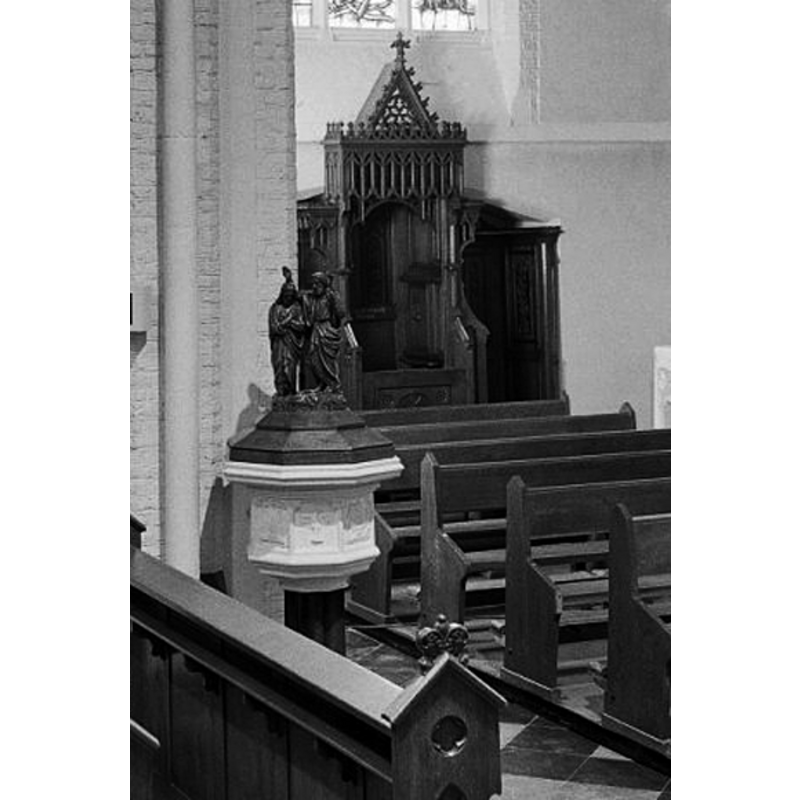 Source caption: "Rooms-Katholieke Kerk: INT. OVERZICHT NAAR HET ZUIDEN" -- showing the modern stone font of 1885 and its wooden cover in the nave, by the north transept