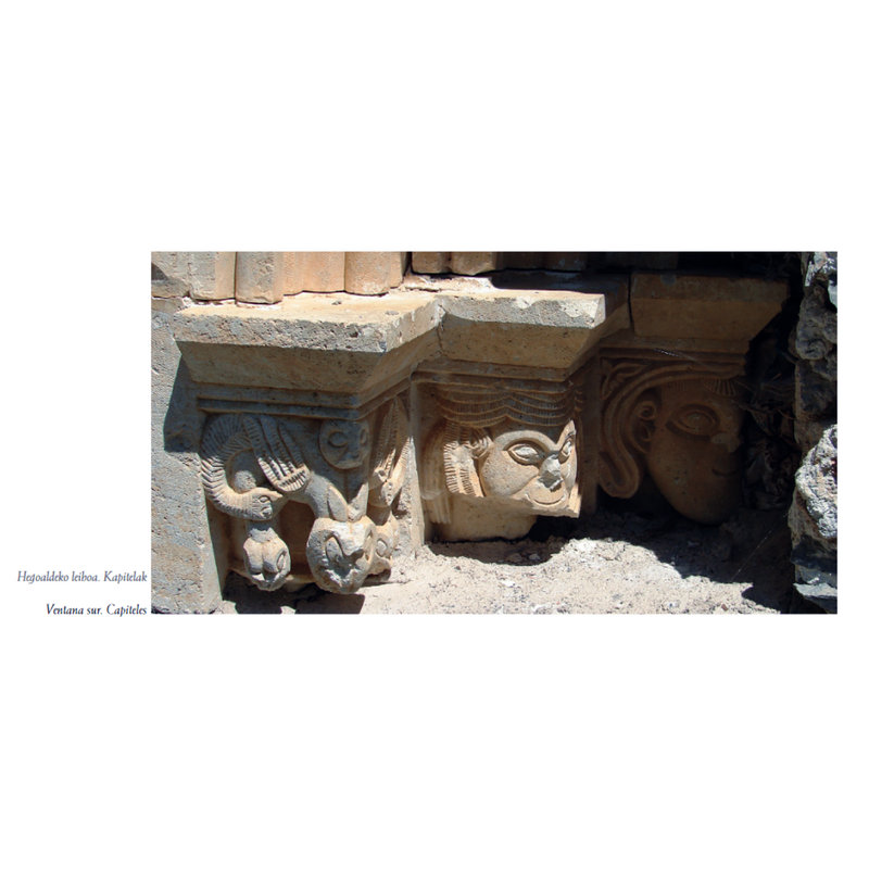 Source caption: "En el muro sur del presbiterio se encuentra, aunque incompleto, un hermoso ventanal románico que ha quedado al descubierto al derrumbarse la sacristía que se encontraba adosada a este lado del templo. Consta de arco de medio punto, tres arquivoltas de bocel y guardapolvo con perfil de nacela. En el lado izquierdo han quedado a la vista tres capiteles decorados con una cabeza masculina, otra femenina con tocado de barbuquejo y un monstruo fantástico acompañado de serpientes."