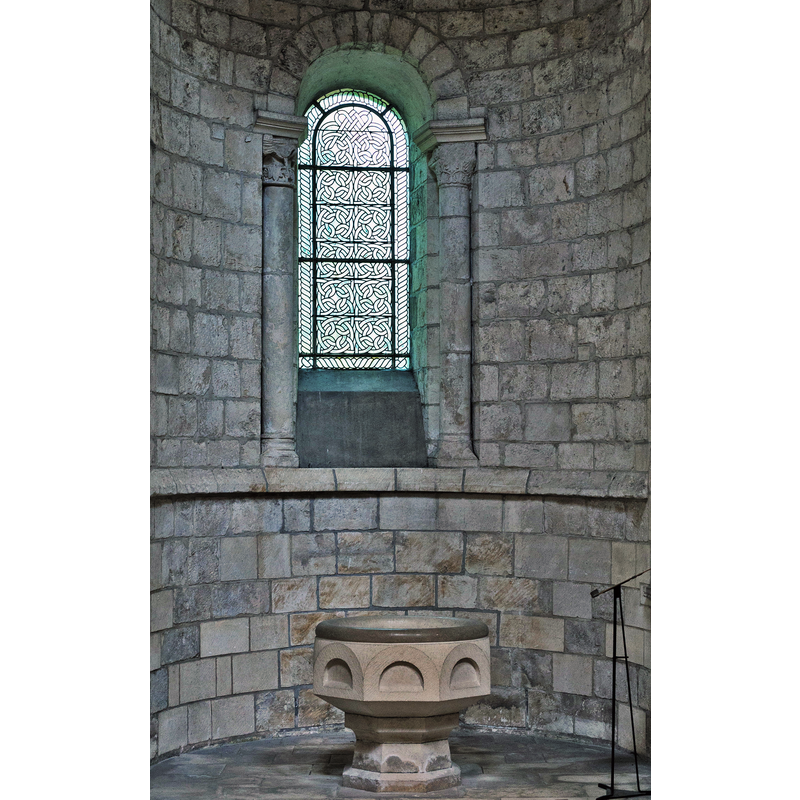 Source caption: "Chapelle du transept nord de l'abbatiale Saint-Benoît de Saint-Benoît-sur-Loire." -- the modern font in this church