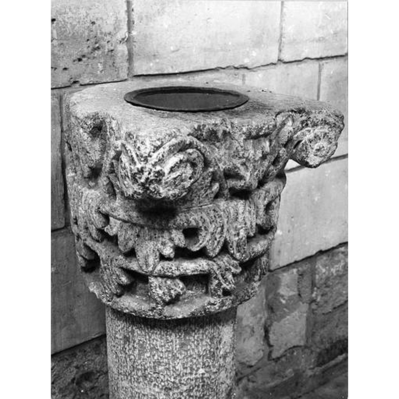 Source caption: "Chapiteau de style corinthien transformé en bénitier, pierre [...] 12e siècle"