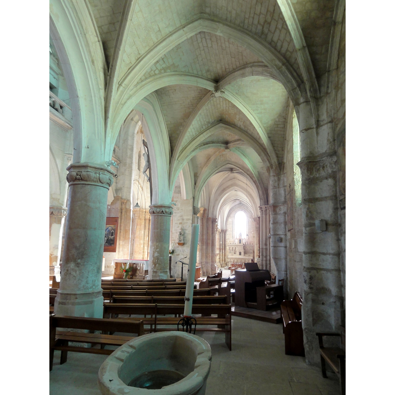Source caption: "Jouy-le-Moutier (95), église de la Nativité de la Sainte-Vierge, bas-côté sud, vue vers l'est" -- upper view of the font basin