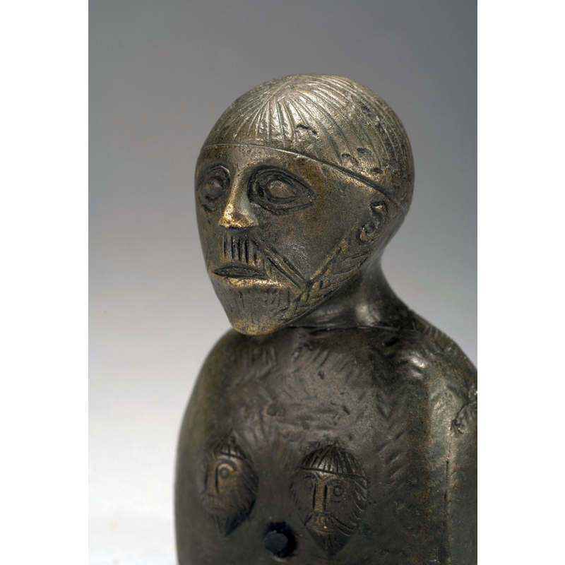 Source caption: "Albökemannen im schwedischen Öland" -- a bronze statuette originally from Alböke, now in the Statens historiska museum, Stockholm
