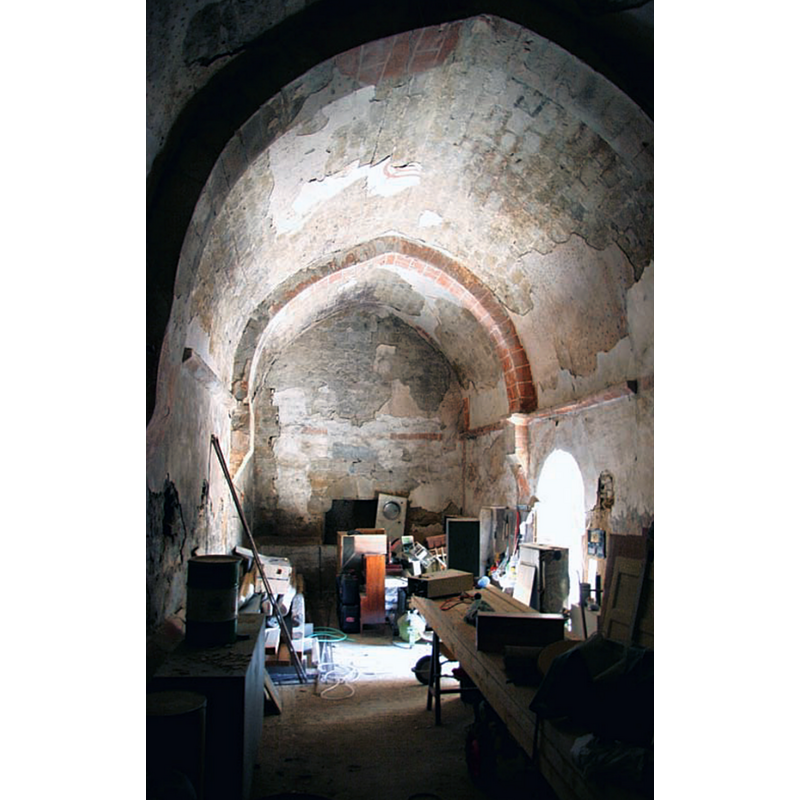 Source caption: "Nave y presbiterio se cubren con bóveda de cañón apuntado sobre gruesos fajones de sección rectangular y grandes ménsulas, a modo de pilastrones recortados. Muro, soportes y bóveda se unen mediante una imposta lisa sin molduraciones."