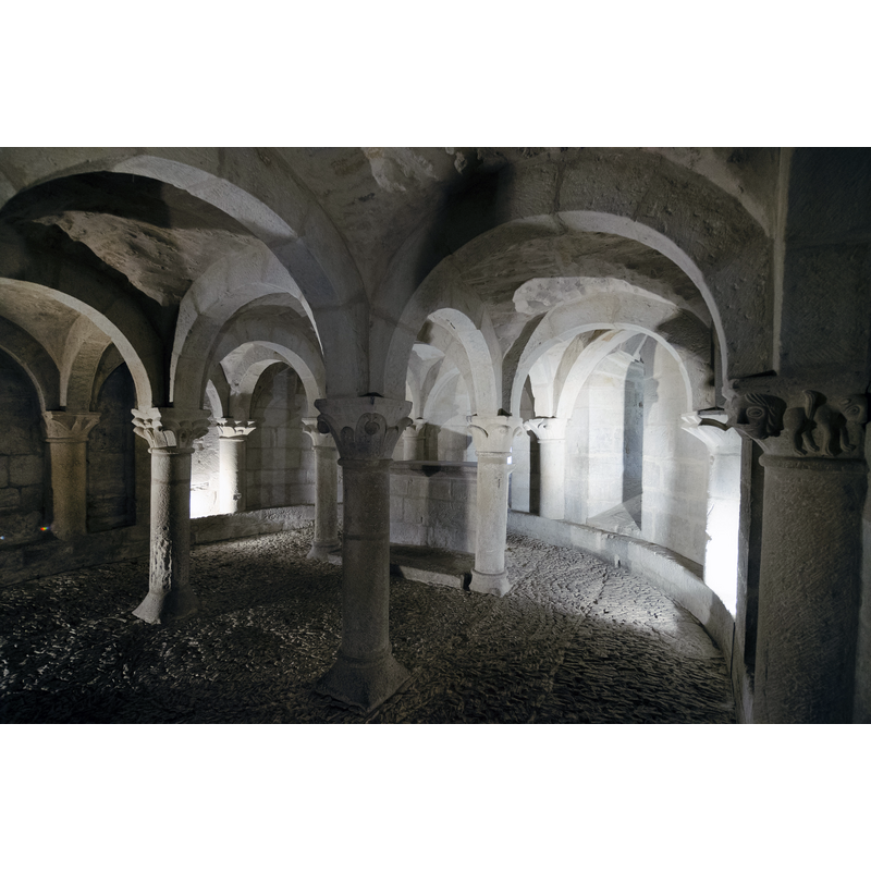 Source caption: "Cripta de San Martín en Unx [...] San Martín de Tours es una iglesia en la localidad de San Martín de Unx, en Navarra. Construida en el siglo XII, tiene una cripta que ayuda a salvar el desnivel del terreno y a la que se accede por una escalera de caracol dentro del templo."